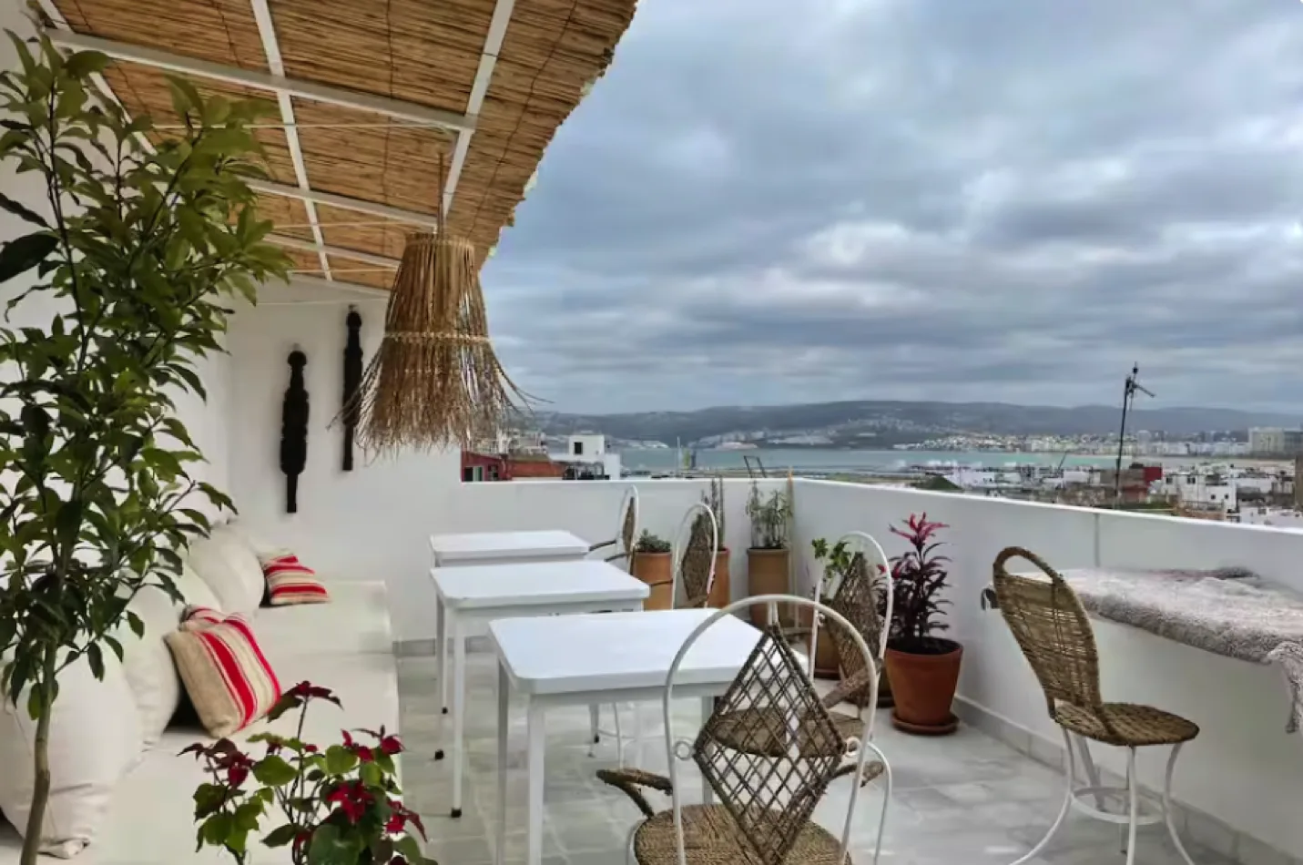 Vue sur les toits de Tanger depuis Dar 35
